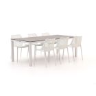Studio afbeelding van een tuinset met zes witte tuinstoelen, en een licht grijze polywood tafel.